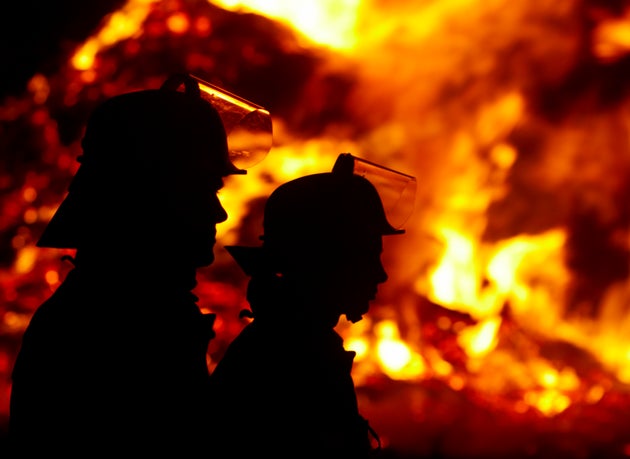 Incendio in una casa nel Lucchese, muore una ragazza di 14 anni