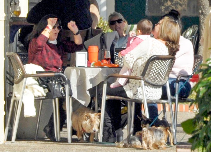 Pepa Flores junto a sus hijas Celia y María en un restaurante de Málaga en 2014.