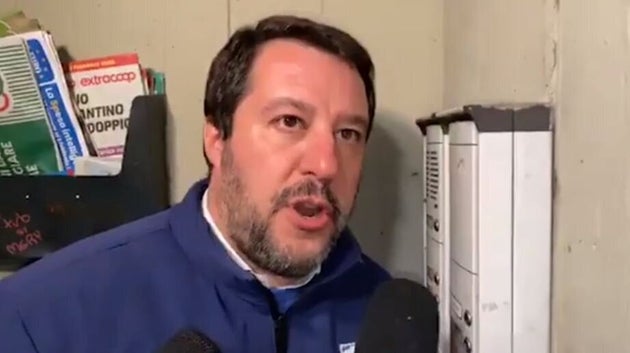 Matteo Salvini al citofono, il pm chiede l'archiviazione: "Fu critica politica" | L'HuffPost