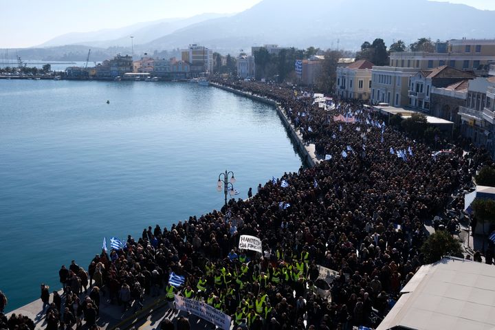 Λαοθάλασσα στο λιμάνι της Μυτιλήνης. Οι κάτοικοι του νησιού διαδήλωσαν με αίτημα τη μεταφορά μεταναστών και προσφύγων στην ηπειρωτική χώρα αλλά και να υπάρξει ισοκατανομή σε δομές φιλοξενίας με ανθρώπινες συνθήκες διαβίωσης. 