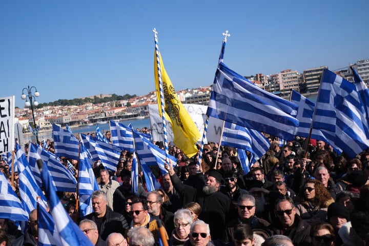 Δήμαρχος και πολίτες στη Λέσβο απορρίπτουν το σχεδιασμό της κυβέρνησης για κλειστά κέντρα φιλοξενίας στο Βόρειο Αιγαίο.