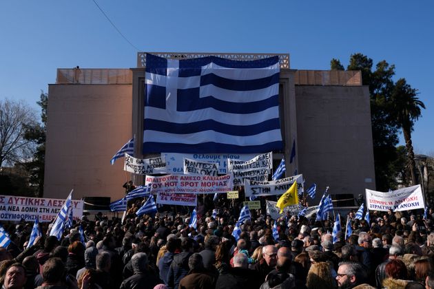 Εκατοντάδες άνθρωποι διαδηλώνουν μπροστά από το Δημοτικό Θέατρο Μυτιλήνης.
