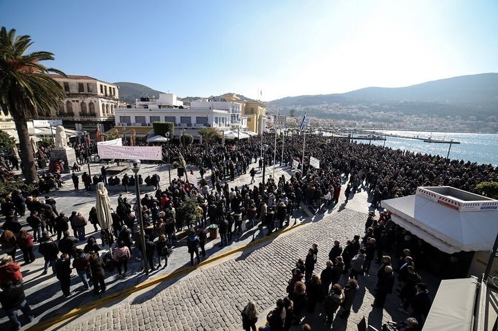 Ιδια εικόνα και στη Σάμο, με εκατοντάδες πολίτες να βγαίνουν στους δρόμους.