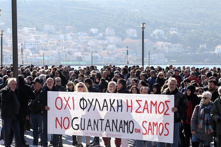 «Οχι φυλακή η Σάμος» ανέγραφε χαρακτηριστικά ένα από τα πανό των διαδηλωτών.