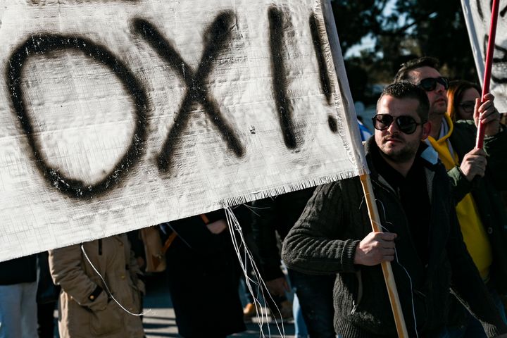 Κάτοικος της Λέσβου, δύσπιστος απέναντι στις κυβερνητικές εξαγγελίες, κρατάει πανό που αναγράφει «Οχι»
