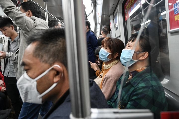 Citizens wear masks to defend against new viruses on Wednesday in Guangzhou, China.