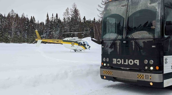 Des hélicoptères effectuaient des recherches pour tenter de retrouver les cinq personnes portées disparues.