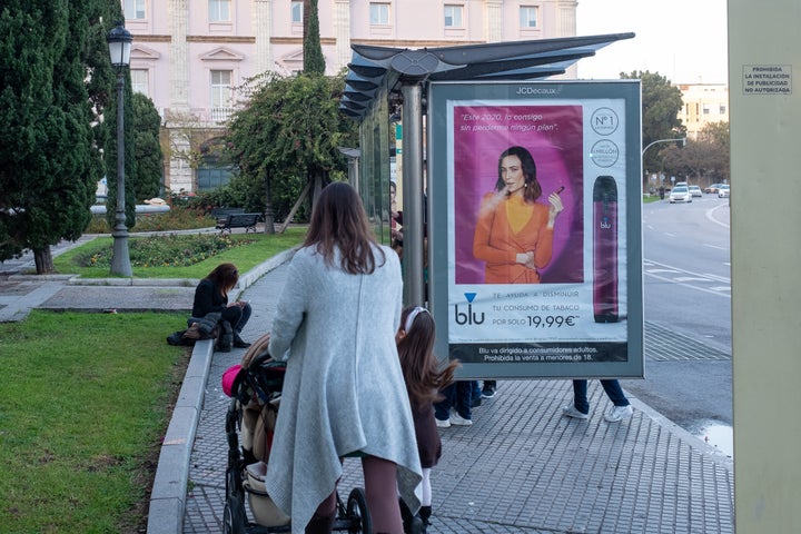 La publicidad de blu copia las estrategias de JUUL entre 2015 y 2018 que causaron una epidemia de vapeo adolescente en EEUU.