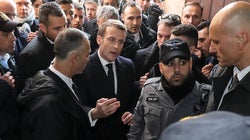 Macron abronca a la policía de Israel y le ordena que salga de una iglesia francesa en