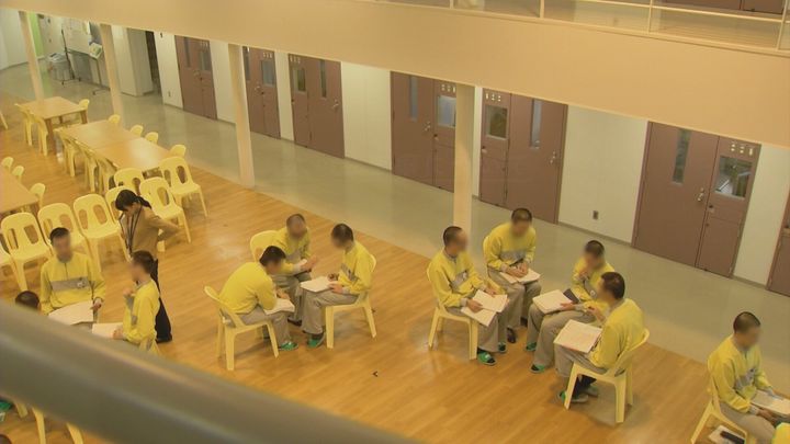 教育プログラム「TCユニット」を受ける受刑者たちの様子。円になって、それぞれの経験や思いを語り合う。