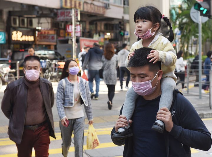 &Agrave; Hong-Kong, de nombreuses personnes portent un masque pour se prot&eacute;ger du coronavirus qui s&eacute;vit en Chine et s'est &eacute;tendu &agrave; d'autres pays.
