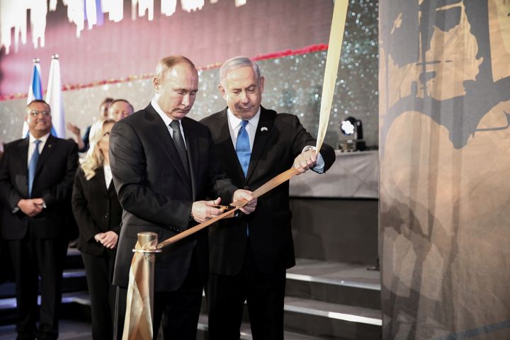 Russian President Vladimir Putin and Israeli Prime Minister Benjamin Netanyahu inaugurate a monument dedicated to the victims of Leningrad Siege during the Second World War, in Jerusalem, January 23, 2020. 