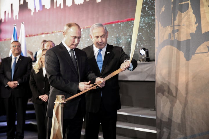 Russian President Vladimir Putin and Israeli Prime Minister Benjamin Netanyahu inaugurate a monument dedicated to the victims of Leningrad Siege during the Second World War, in Jerusalem, January 23, 2020.