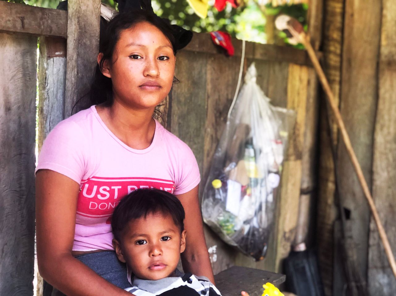 Ciane Paiĝo Munduruku, 19, and her 3-year-old son, Weliçi.