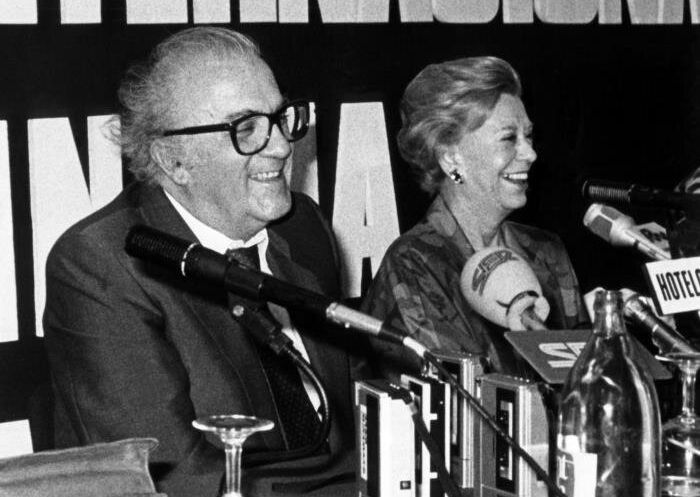 Imagen de director de cine italiano Federico Fellini (i), acompañado por su esposa, la actriz Giulietta Masina. 