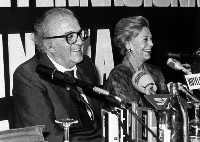 Imagen de director de cine italiano Federico Fellini (i), acompañado por su esposa, la actriz Giulietta Masina.