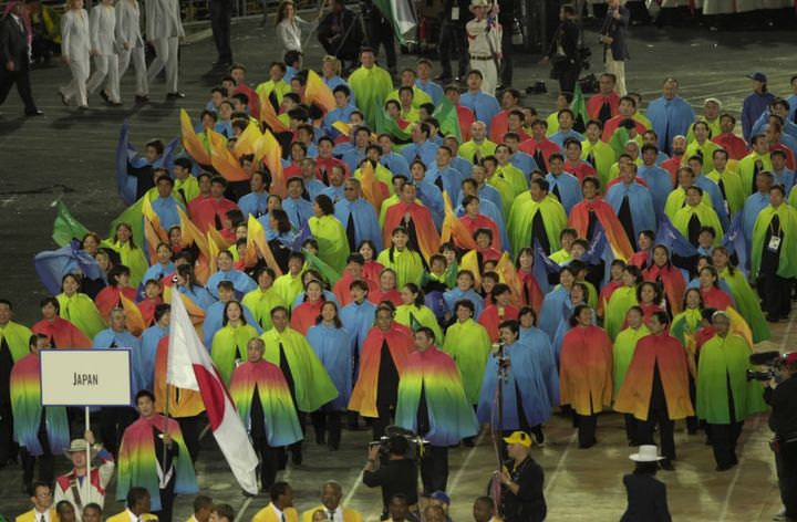 シドニーオリンピック開会式。色とりどりのカラフルなマントが話題になった（2000年）