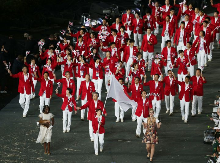 ロンドンオリンピックの開会式で入場行進する日本選手団。旗手は元レスリング選手の吉田沙保里さん（2008年）