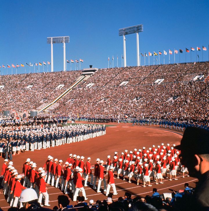 東京オリンピックの開会式で入場行進する日本選手団（1964年・旧国立競技場）