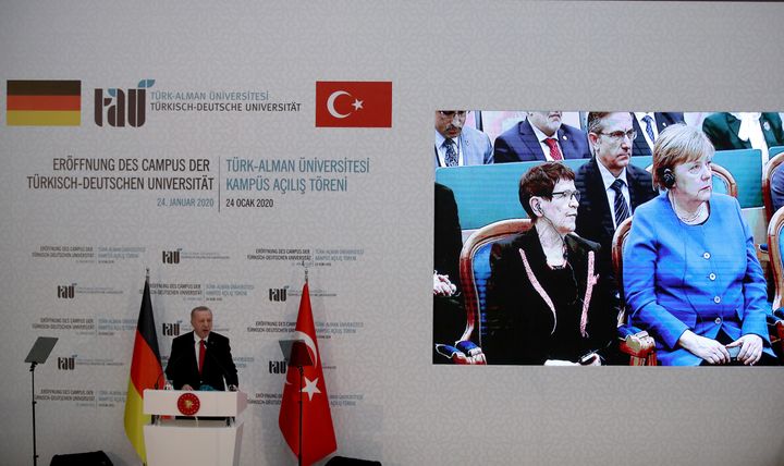 Η Καγκελάριος της Γερμανίας Αγκελα Μέρκελ αντιδρά ξαφνιάζοντας με τον ενθουσιασμό της καθώς δέχεται εθιμοτυπικά δώρα από τον Τούρκο Πρόεδρο Ταγίπ Ερντογάν στην Κωνσταντινούπολη, στις 24 Ιανουαρίου 2020. Tolga Bozoglu/Pool via REUTERS