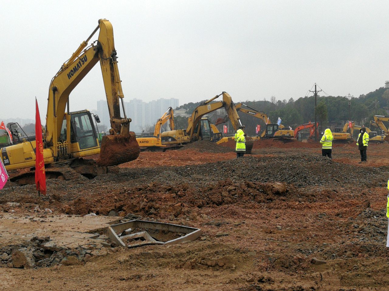 Εκσκαφείς σκάβουν στον χώρο που πρόκειται να ανεγερθεί το νέο νοσοκομείο της Γουχάν.