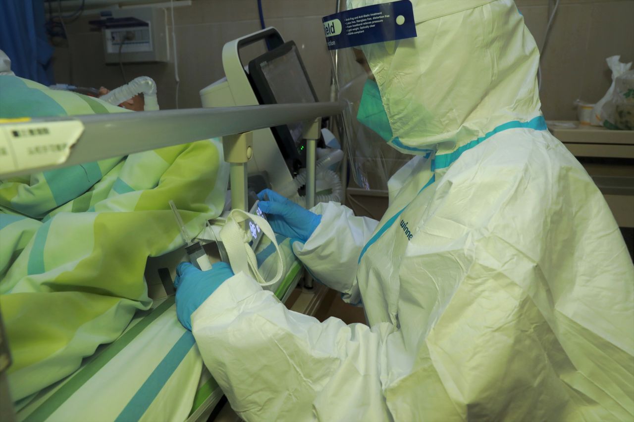 Γιατρός παρακολουθεί έναν ασθενή με πνευμονία που προσβλήθηκε από τον κοροναϊό στο νοσοκομείο Ζονγκνάν, της Γουχάν.