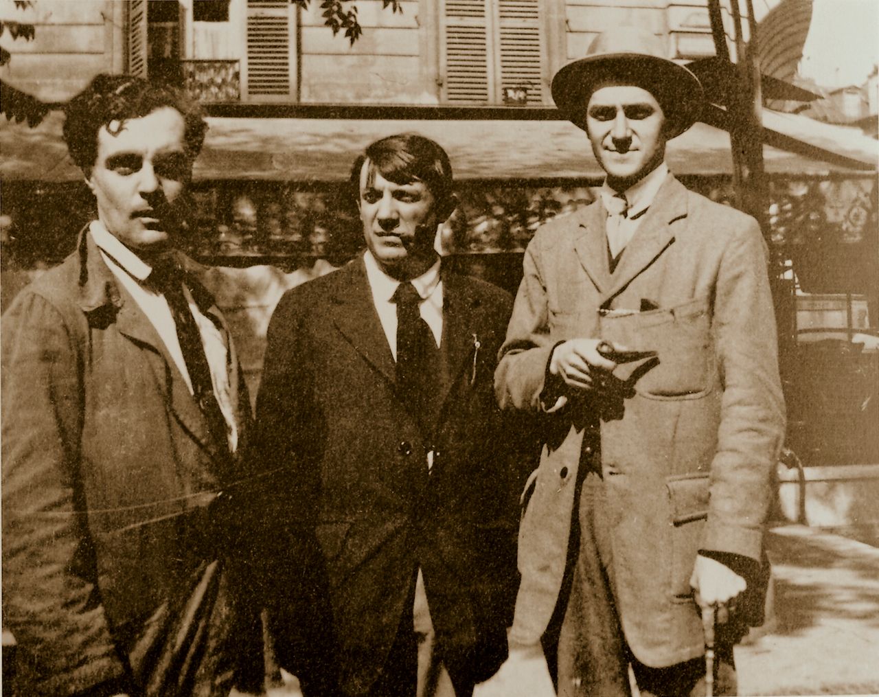 Aπό τα αριστερά Amedeo Modigliani, Picasso, και ο γάλλος ποιητής Andre Salmon. 