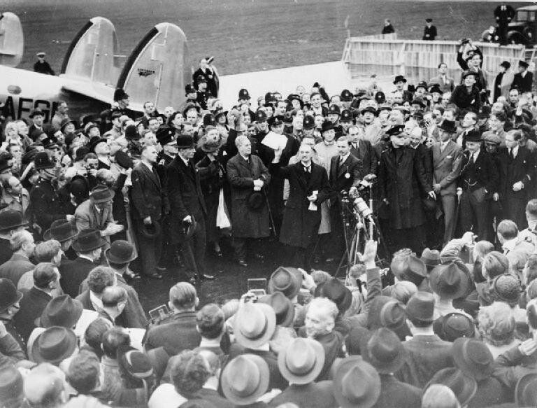 30 Σεπτεμβρίου 1938: Επιστρέφοντας στο Λονδίνο ο Νέβιλ Τσάμπερλεν επιδεικνύει την υπογραμμένη δεύτερη Συνθήκη με τον Χίτλερ, της "έντιμης ειρήνης"