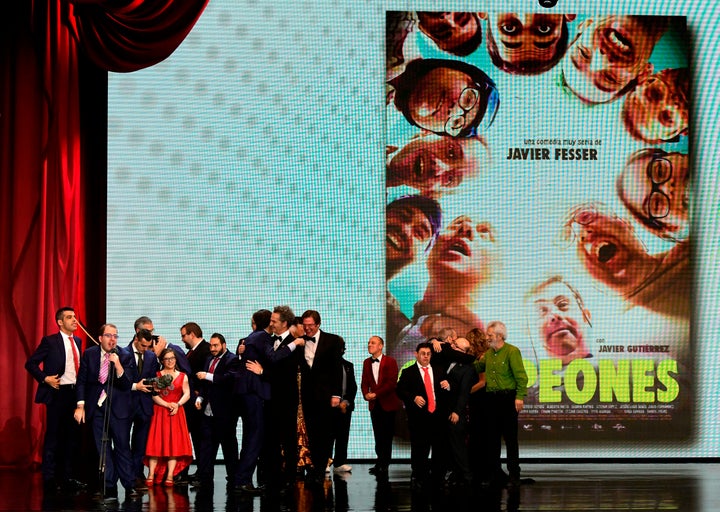 El premio para 'Campeones' en los Goya 2019.
