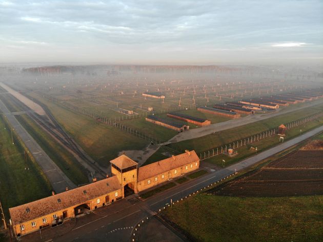 Vue aérienne de l'entrée de la voie ferrée de l'ancien camp de la mort nazi allemand Auschwitz II - Birkenau...