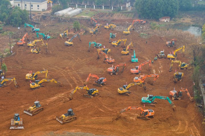 武漢市の病院の建設現場で稼働するショベルカー（2020年1月24日撮影）
