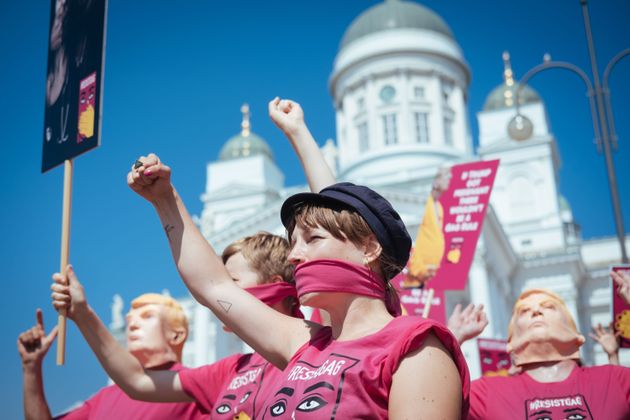 Em 2018, mulheres protestam em Helsinque, Finlândia, para reivindicar seus direitos antes de reunião entre o presidente dos EUA e Vladimir Puttin à época.