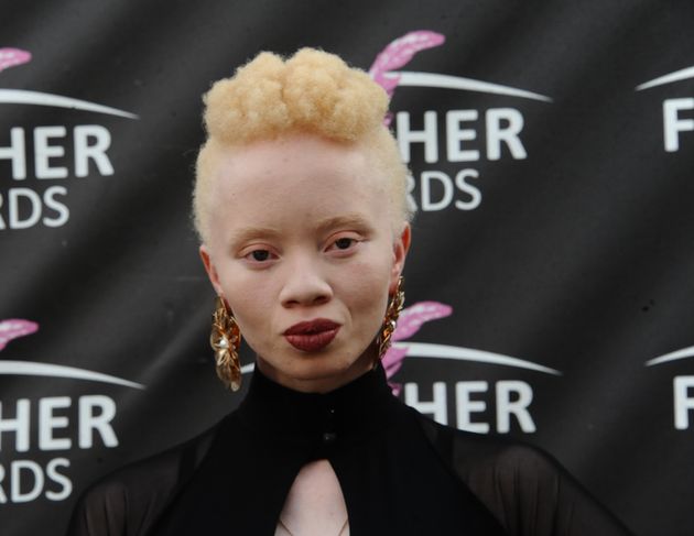 A modelo Thando Hopa durante o 2019 Feather Awards realizado no Fox Junction em 17 de outubro de 2019 em Joanesburgo, África do Sul.