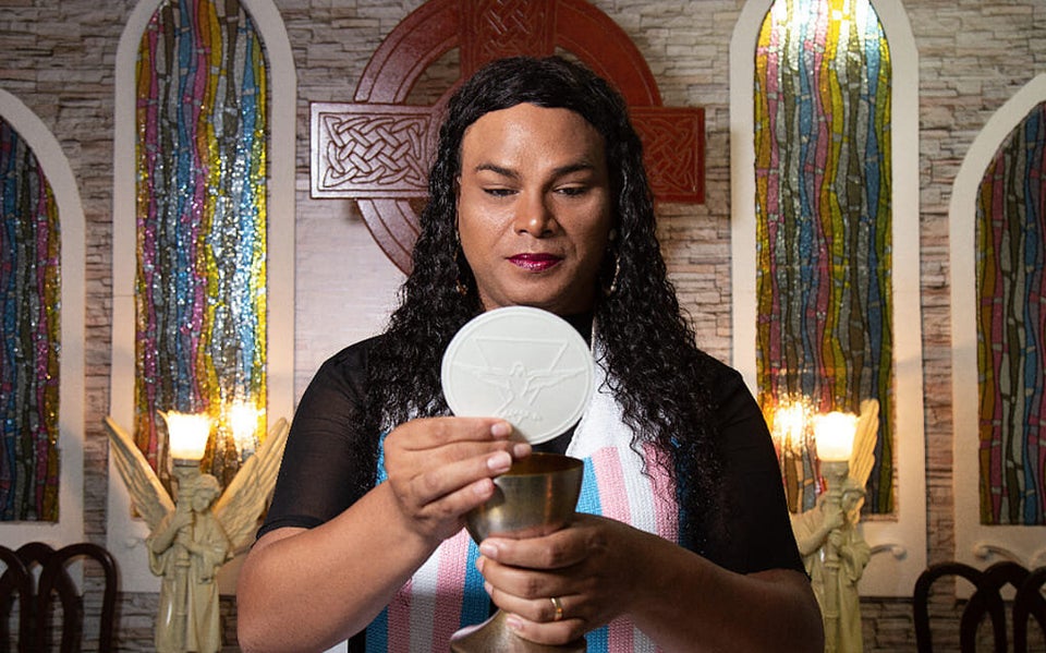 Alexya frequentou a igreja católica como homem gay até os 28 anos, chegou a cursar seminário...