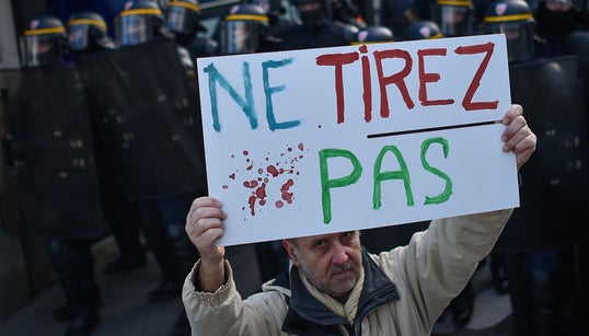 Comment interpréter l’annonce par Castaner du “retrait immédiat” de la grenade