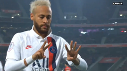 Neymar rend hommage à Kobe Bryant pendant