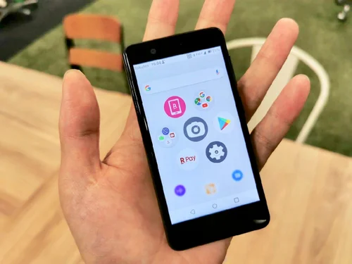 楽天モバイル初の独自開発スマートフォン「Rakuten Mini」、その