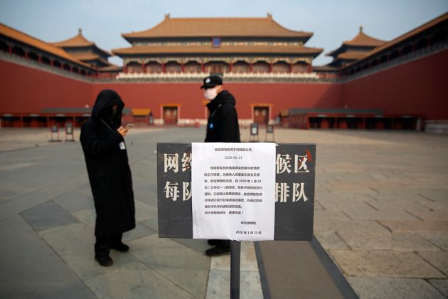 Οι εορταστικές εκδηλώσεις για την κινέζικη Πρωτοχρονιά αναβλήθηκαν και ο φρουρός στην (κλειστή λόγω κοροναϊού) Απαγορευμένη Πόλη στο Πεκίνο, κάνει βάρδια με τη μάσκα στο πρόσωπο. (AP Photo/Mark Schiefelbein)