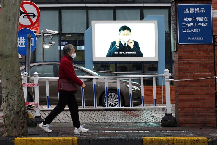 Δεν είναι μόνο οι στρατιώτες στην πλατεία Τιεν Αν Μεν. Ολοι οι περαστικοί και οι τουρίστες εφαρμόζουν το ίδιο προληπτικό μέτρο επιμελώς! Ακόμα και στην Σαγκάη. Jan. 27, 2020.(AP Photo/Erika Kinetz)