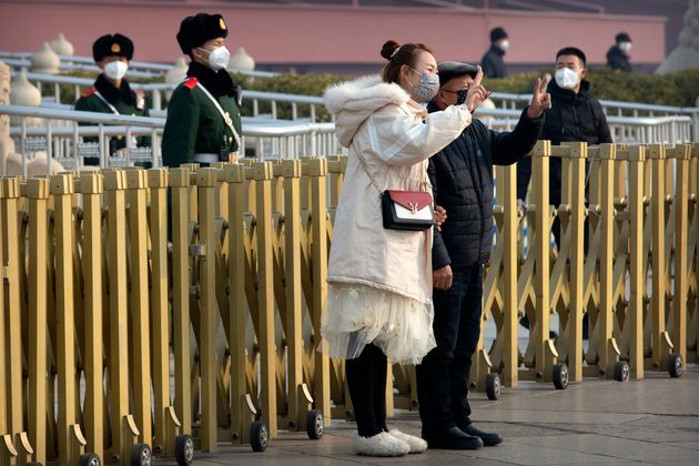 Δεν είναι μόνο οι στρατιώτες στην πλατεία Τιεν Αν Μεν. Ολοι οι περαστικοί και οι τουρίστες εφαρμόζουν το ίδιο προληπτικό μέτρο επιμελώς!  (AP Photo/Mark Schiefelbein)