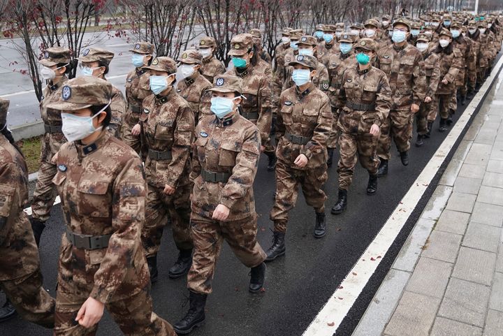 Ομάδα στρατιωτικών γιατρών καταφθάνει στην πόλη Γουαχάν (26 Ιανουαρίου 2020).