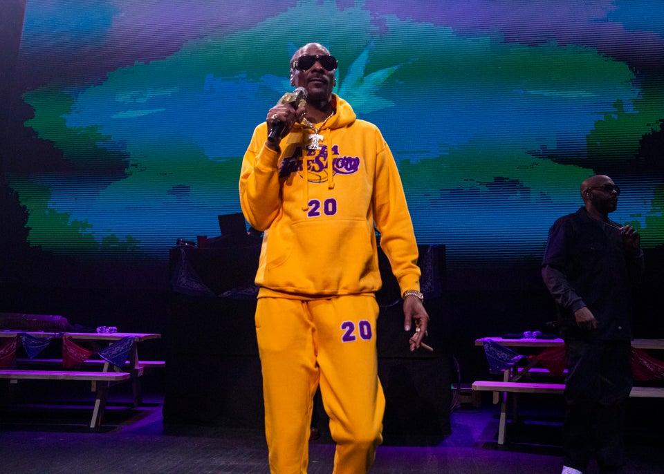 Kobe Bryant Fans Pay Tribute With Lakers Jerseys And Sneakers Huffpost Life