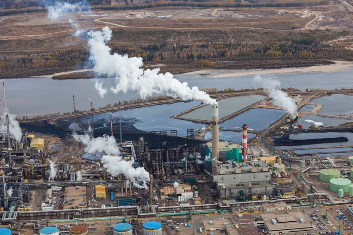 Une raffinerie de pétrole en bordure de la rivière Athabasca, à Fort McMurray en Alberta. Les sables bitumineux représentent environ 10% des émissions de gaz à effet de serre du Canada.
