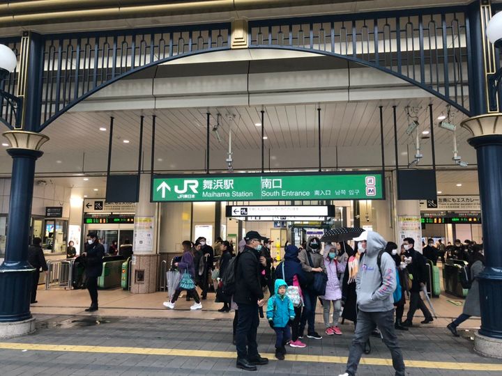 1月28日午前のJR舞浜駅。これからパークに向かうとみられる来園者の多くがマスクを着用していた