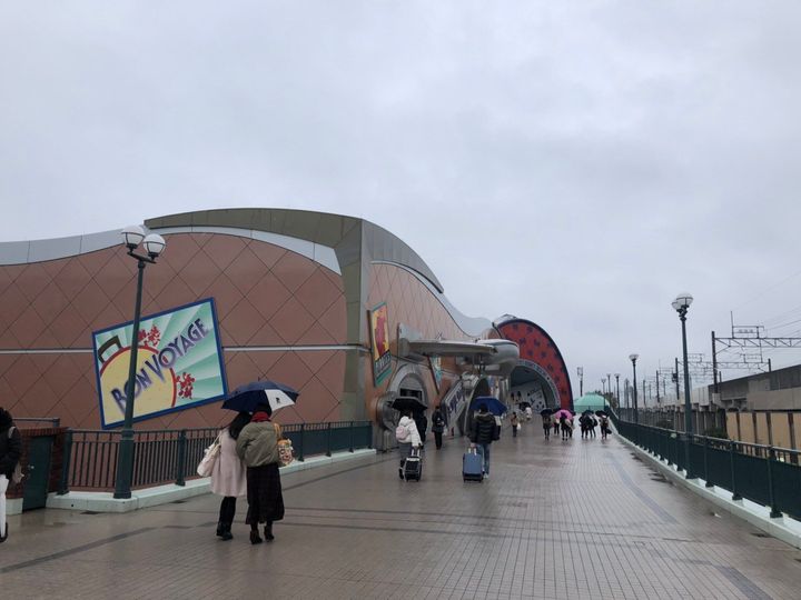 28日午前、JR舞浜駅から東京ディズニーリゾートへと向かう人々