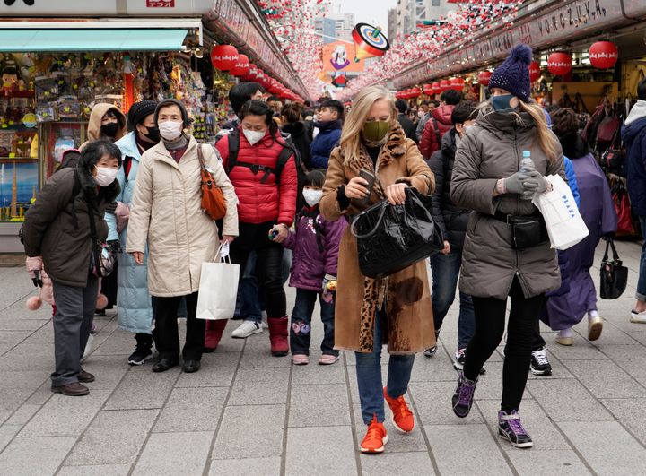 東京・浅草寺をマスク姿で歩く観光客ら＝2020年1月27日