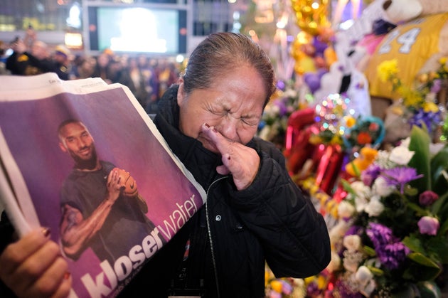 Μια γυναίκα από την Γουατεμάλα δείχνει φωτογραφία εφημερίδας στον φωτογραφικό φακό και ξεσπά σε κλάματα.