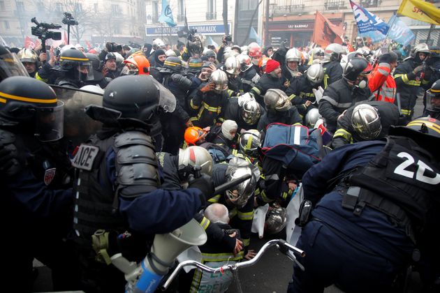 Résultat de recherche d'images pour "pompiers police manifestation"