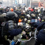 Des heurts violents entre pompiers en grève et forces de l'ordre à