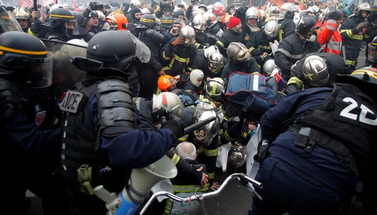 Des heurts violents entre pompiers en grève et forces de l’ordre à